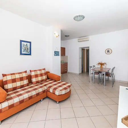 Appartement Stunning In With Kitchen